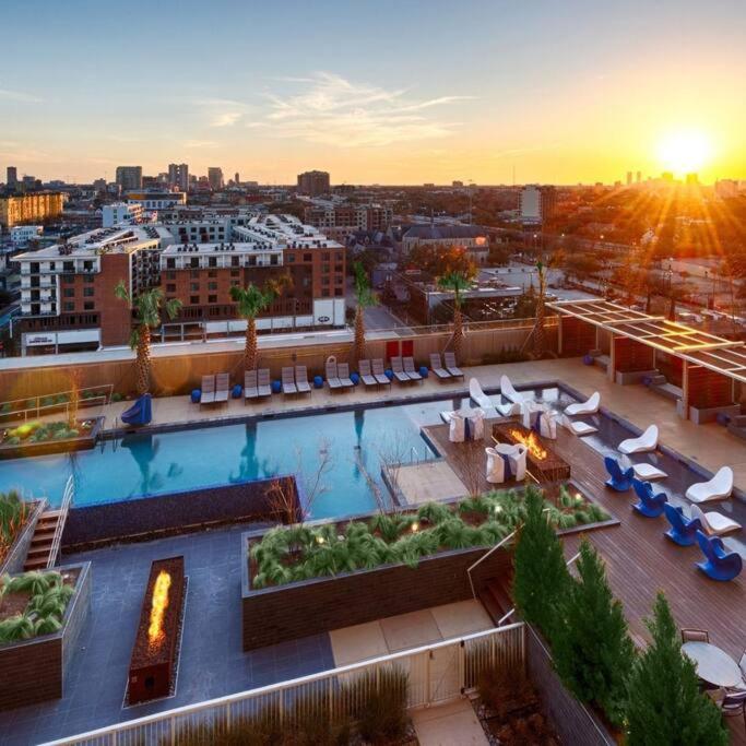 Luxury Highrise In Midtown - Skyline Views And Chic Decor Lejlighed Houston Eksteriør billede