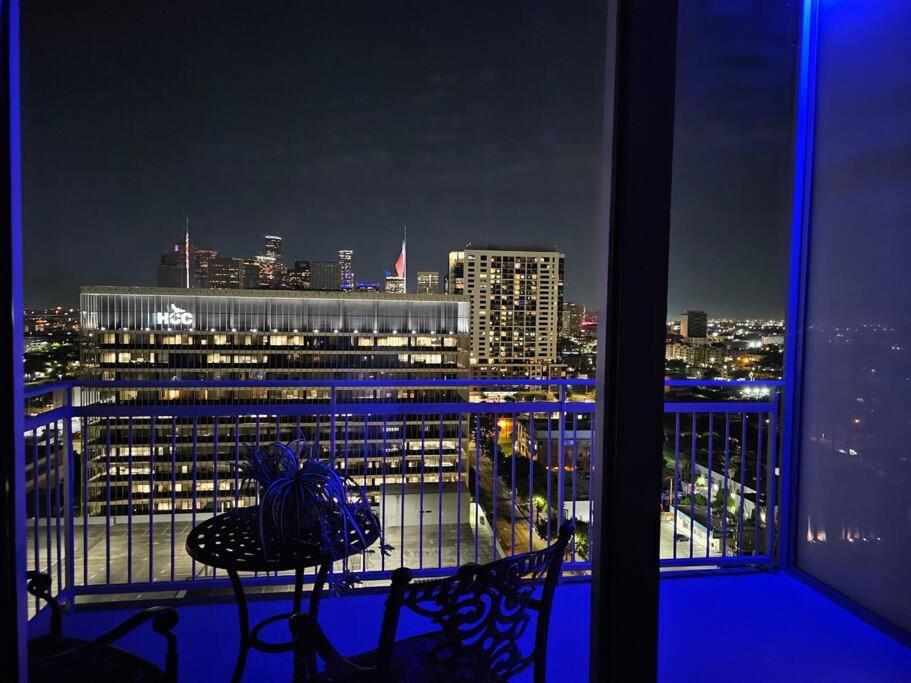 Luxury Highrise In Midtown - Skyline Views And Chic Decor Lejlighed Houston Eksteriør billede