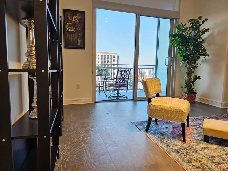 Luxury Highrise In Midtown - Skyline Views And Chic Decor Lejlighed Houston Eksteriør billede