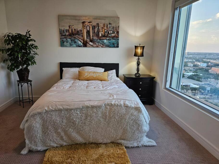Luxury Highrise In Midtown - Skyline Views And Chic Decor Lejlighed Houston Eksteriør billede