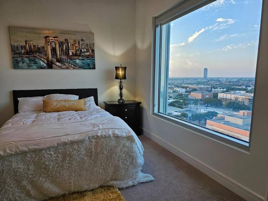 Luxury Highrise In Midtown - Skyline Views And Chic Decor Lejlighed Houston Eksteriør billede