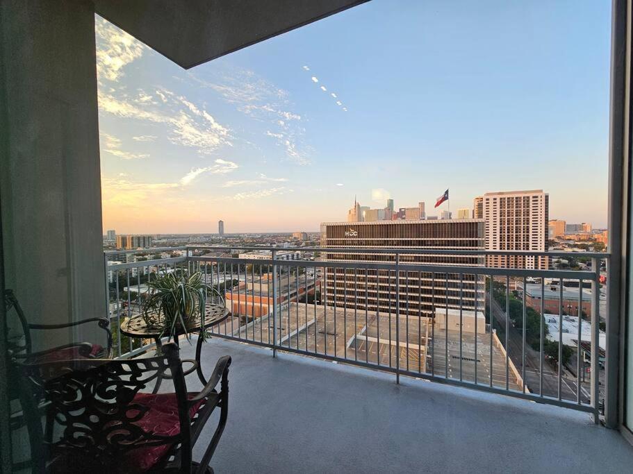 Luxury Highrise In Midtown - Skyline Views And Chic Decor Lejlighed Houston Eksteriør billede